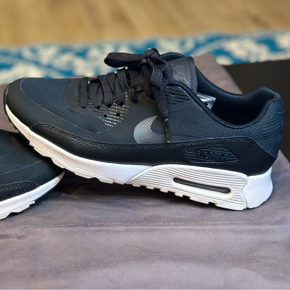 NIKE AIR MAX - ALL BLACK - WOMEN SIZE 7.5 *LIKE NEW* COMFY * SHIPS FAST :)